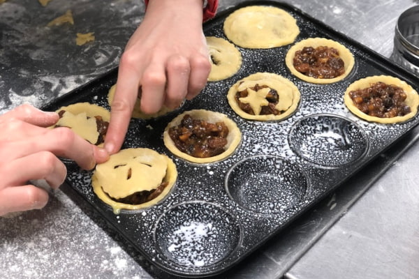 MincePiesDinnerLadies-m